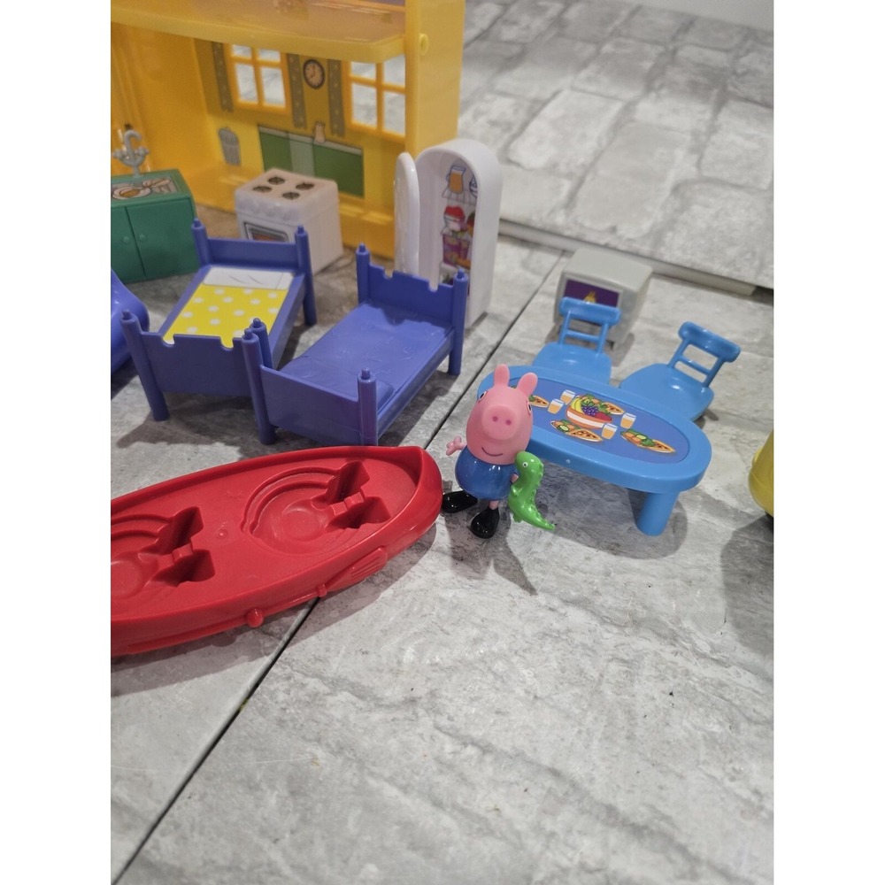 Peppa Pig House with Yellow Van Vehicle, 13 Furniture Accessories Kitchen Bathro - Picture 10 of 10